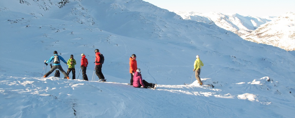 Fargerike jakker på vei til Gummiskogen